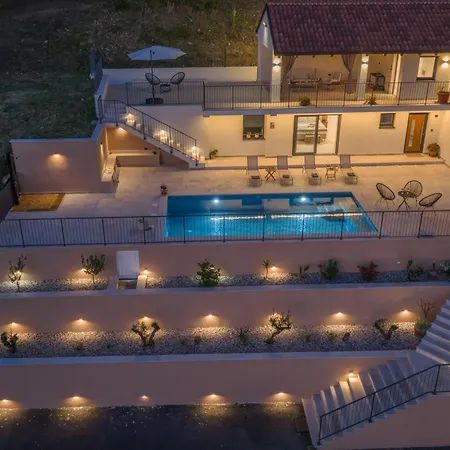 Twin Lakes Villa *